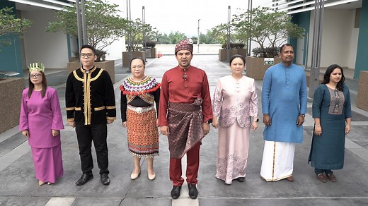 PANDUAN LAFAZ PENUH IKRAR RUKUN NEGARA Lafaz ikrar Rukun Negara kini diselaraskan bermula dengan bacaan penuh mukadimah (bahagian pertama) dan diikuti dengan lima prinsip (bahagian kedua). Berikut adalah Panduan Lafaz Ikrar Rukun Negara : BAHAGIAN PERTAMA Menggariskan objektif masyarakat Malaysia yang mahu dibentuk - Tidak perlu mengangkat tangan. - Dilafaz oleh pembaca yang mengetuai bacaan ikrar BAHAGIAN KEDUA Menggariskan Lima Prinsip Rukun Negara - Mengangkat tangan kanan selepas pembaca yan
