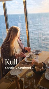 Velkommen til Kull – Steak & Seafood Grill. På menuen finder du saftige steaks, ferske fisk & skaldyr og smagfulde vegetarretter – alt sammen tilberedt på grillen. Hvad er du mest til? 🥩🐟🦐🥗 | Go Nordic Cruiseline Danmark