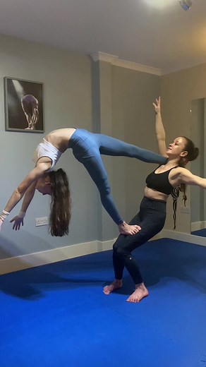 Mother shares video of daughter training with her contortion teacher
