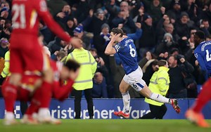 How Jamie Carragher reacted to James Tarkowski's late equaliser for Everton against Liverpool