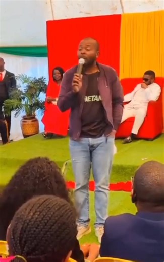 1.8K views · 3.3K reactions | ️ “Quando se nasce com o dom de levar alegria, cada sorriso que despertamos é uma missão cumprida. Obrigado, Deus, por me dar esse presente e me permitir usá-lo todos os dias.” ✨ | Helder Melembe | Facebook