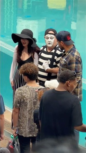 What did he ask? 😹 Tom the mime Seaworld #seaworldmime #tomthemime #funny #comedy