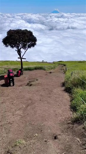 Diskusi Indah Alam dan Senja di Gunung