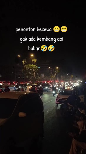 padahal uda ada himbauan gk boleh ada kembang api, tp masih aja yg datang ke Alun-alun batam centre #tahunbaru #tanpakembangapi