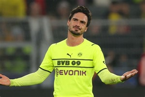 Hummels reveals Ajax star Antony said Oliver was wrong to give 'absurd' red card