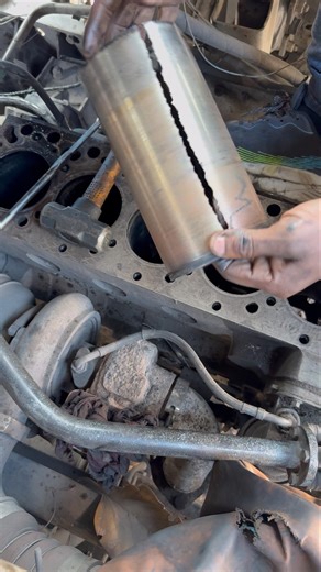 How to sleeve cutting Cummins Engine #shortsfeed #truck #cleaning #jcb #welding #tata #toyota #hero