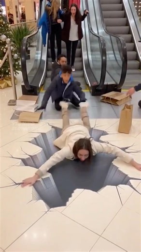 3D Illusion Street Art That Makes Shoppers Panic 😱
