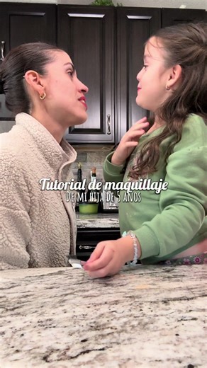 Camila quería hacerles un tutorial de maquillaje así que les pido muy amablemente sus likes y comentarios 🤨🫵🏼 . . . . #makeuptutorial #maquillajetutorial #mamaehija #toddlermom #momlife