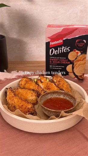 Snack hack! 💡 Give your crispy chicken tenders a major flavour upgrade with Sweet Chilli & Sour Cream Delites — crunchy, zesty, and seriously addictive! 🍗😋 Try this #OutsideTheBox recipe and take your chicken tenders to the next level. Find the recipe in the comments ⬇️ | Fantastic Snacks