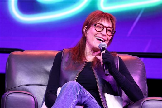 Watch 'Married With Children Star' — Once a Bob Dylan Backup Singer — Blow Fans Away With Steely Dan Cover