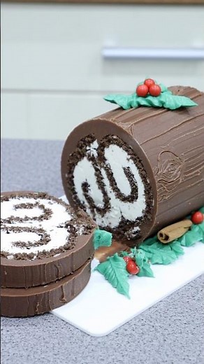The best (and easiest) way to make a Yule Log cake is with Frost Form! 🤭🪵 www.frostform.com