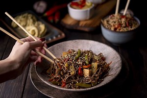 Cómo utilizar bien los palillos para comer: el truco para usarlos como un asiático