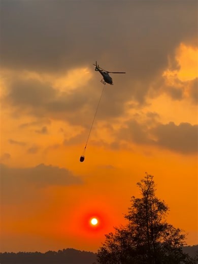Simrik Air stood ready to respond to the Tarevir forest fire, deploying our helicopter at 3:00 PM and dropping approximately 12,000 liters of water. The fire was brought under control at 5:45 PM. We continue to support emergency response operations wherever our services are needed. Simrik Air - Always standby at your service. . . . Footage courtesy of Simrik Air Archive. Additional clip by @sushant.on.lens #SimrikAir #simrikhelicopter #firefighting #aerialfirefighting #trendingnow #fypp