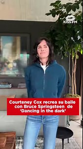 27K views · 254 reactions | Courteney Cox recrea su baile con Bruce Springsteen de ‘Dancing in the dark’ y se vuelve viral.殺 Antes de su famoso papel como Mónica en 'Friends', Cox aparecía en el videoclip de Dancing in the Dark. | Kiss FM | Facebook