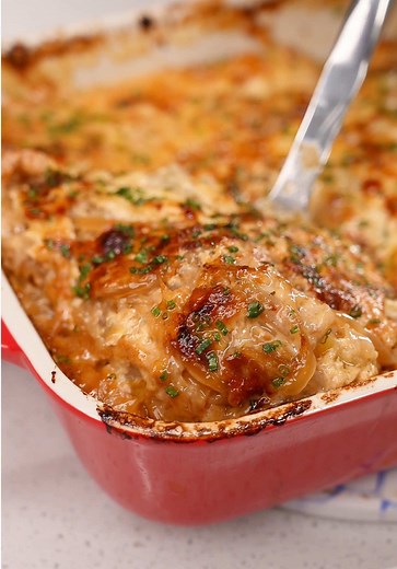 Caramelized Onion & Gruyère Scalloped Potatoes. Rustic, cheesy, rich — no mandolin, no fuss. Thick-cut Yukon Golds, sweet onions, and a creamy Gruyère sauce baked until golden. Ingredients 5 large onions, thinly sliced 1 tbsp olive oil Salt & pepper 1 tbsp red wine vinegar 6 Yukon Gold potatoes, peeled and sliced into thick rounds 3 tbsp butter 3 tbsp all-purpose flour 2 cups whole milk 1 cup heavy cream 2 cups shredded Gruyère cheese 1 cup shredded Monterey Jack or cheddar 1 tbsp chopped rosema