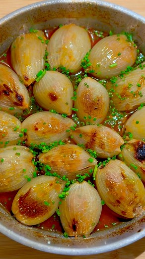 🧅 OIGNONS FARCIS (cette farce est excellente) Pour 4 pers à part si tu te ressers 3x comme Louis. 🧂Ingrédients : - 4 gros oignons Pour la farce : - 500g de mélange bœuf/agneau haché - 6 gousses d’ail - 1 cébette - Ciboulette - 3 càs de paprika - 3 càs de 7 épices - 10-15 olives vertes - 1 càs de harissa diluée dans un tout petit peu d’eau bouillante - Huile d’olive, sel, poivre Pour le bouillon : - 1 bouillon de volaille diluée dans 20cl d’eau de cuisson des oignons - 2 càs de concentré de tom
