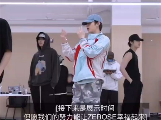 把练习室穿成了斐乐新品发布会，章昊这个代言人真的太称职了，最近就是行走的fila fusion衣橱，每一件都想买！