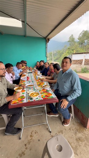 Buenas tardes amigo, miren donde ando 🍜 🙏 Hoy los saludo desde Aldea Las Barrancas, San Juan Ostuncalco, la comunidad más lejana de este municipio y mi departamento y que orgullosamente he ayudado y cumplido. Hoy me invitaron a un caldo de chunto porque se inauguró la primera fase del proyecto de agua potable, que gestionamos con la comunidad y que se logró la tubería, ya falta poco para que todas las comunidades de Las Barrancas tengan agua limpia y potable. Buen provecho 🫡 | Byron Rodríguez