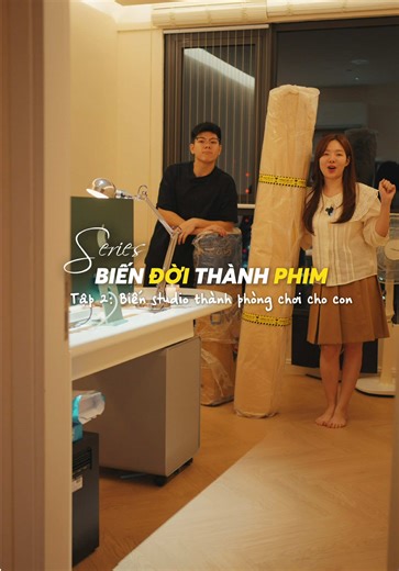 Series: Biến đời thành phim #2 Studio hay phòng chơi cho con? Chúng mình đã từng rất tâm đắc với căn phòng studio vừa là góc làm việc, vừa là nơi quay chụp, lưu trữ thiết bị.. nhưng rồi đến khi Cue Cam 2 tuổi, 2 em bé của chúng mình cần nhiều hơn không gian để chơi. Nên 2 bố mẹ quyết định biến góc studio thành phòng chơi cho con. Bắt đầu từ tấm thảm, kệ tủ, những món đồ chơi quen thuộc, tất cả được