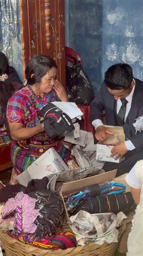 204K views · 612 reactions | Abriendo Regalos  Danny y Rosmeri | Mega Tv | Facebook