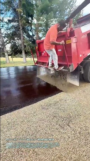 砂利を均一に撒き、アスファルト道路を仕上げる：舗装現場の繊細な調整作業