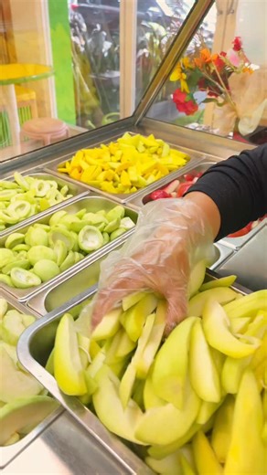 ASINAN BUAH MEREM MELEK est 2018 🥭🍍🍉🍓🍋 on Instagram: "Tutorial cara menikmati rujak asinan merem melek yang bener, banyak banget mimin liat Pada salah ni cara makanya mimin kasih tau ya 💖🤤🥭 #RujakBuah #tangerang #AsinanMeremMelek #fypシ゚viral #mangga"
