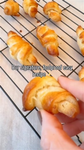 Stop Scrolling! These are the Holiday Gluten-Free Croissants you NEED. 🤩 Sweet. Yummy. Flaky. Gluten-Free. Our signature, foolproof recipe brings all the buttery goodness of a classic croissant right to your Christmas table! Perfect for an elegant holiday brunch or a festive dessert. Recipe on our website @extrawhitegold.com | Extra White Gold Gluten Free