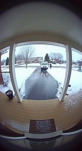 FedEx Van Slides Down Icy Driveway, Crashes Into Front Porch 📦❄️ Madison, Wisconsin — Monday, February 17, 2025 Doorbell camera footage shows a FedEx delivery van pulling into a steep residential driveway covered in ice. As the driver steps out, the van begins sliding downhill toward the house. The driver attempts to grab the door handle but slips, and the van continues moving before crashing into the front porch pillars, causing the porch roof to collapse. No serious injuries were reported. Em