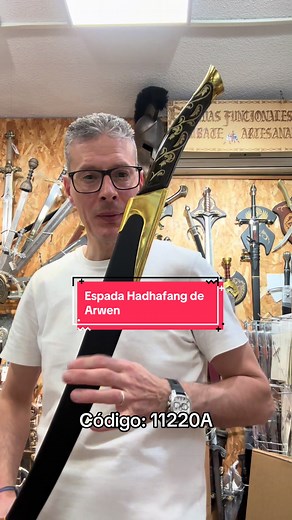 Espada Hadhafang de Arwen – Elegancia Élfica en tus manos ✨ Directamente desde El Señor de los Anillos, llega la icónica espada Hadhafang, empuñada por Arwen Undómiel 🧝‍♀️. Una pieza única que combina belleza, historia y poder en cada detalle. ⚔️ Hoja elegante con grabados élficos 🛡️ Incluye funda para su protección y exhibición 🌟 Ideal para coleccionistas y amantes de la Tierra Media Haz tuya una joya de la cultura épica y revive la magia de Rivendel. 📦 Disponible en Espadas y Oro de Toledo