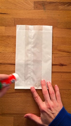 💡Lifehackerin🇨🇭 on Instagram: "Der einfachste Papiertüten Stern 📝 Material für einen Stern: - 7 Butterbrottüten - Bastelkleber - Schere & Lineal - Bleistift - Garn, Schnur oder Silk zum Aufhängen 👉 Ausführliches Video auf: http://youtube.com/c/lifehackerincom 👉 Schriftliches Anleitung auf lifehackerin.com 💬 Was bastelst du dieses Jahr als Weihnachtsdeko? #papiersterne #weihnachtsdeko #bastelnfürweihnachten #bastelnmitpapier"