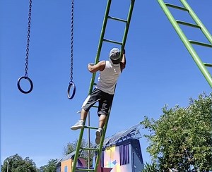 Mexico Athlete Turns Street Poles Into a Calisthenics Gym