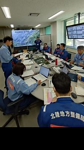出水期を前にして、立山砂防事務所では、5/9(金)9：00～17：00頃まで土砂災害対応演習を実施しました。 近年、日本の各地で発生している豪雨や土砂災害。 下流域の皆様の生命・財産を守るため、限られたスタッフにて、関係自治体等における地域の的確な判断・行動につながる早期情報提供を含め、緊急かつ適切な対応を確認しながら、反省会にてチェックし、有事に備えております。 （なかじま） #国土交通省 #立山砂防事務所 #立山砂防 #立山カルデラ #富山県 #とやま #砂防施設 #土砂災害対応演習 #土砂災害 #演習 #若手職員 #防災 #災害 #暮らしを守る #富山平野 #普通の暮らし | 国土交通省 立山砂防事務所