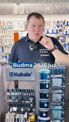 Budma 2026 jest już za nami i jak co roku – działo się naprawdę sporo. Na targach pokazaliśmy kilka nowości. Jedną z nich były taśmy, a w tym roku szczególnie taśma tynkarska, która wzbudziła duże zainteresowanie. Nasza strefa była mocno rozbudowana: – po prawej stronie system Smart Install, – po lewej prezentacja narzędzi do gładzi, – dodatkowo strefa dekoracji, gdzie pracowaliśmy m.in. pacą wenecką. Pokazaliśmy też praktyczne rozwiązania: jak przykleić mozaikę, jak prawidłowo zamontować narożn