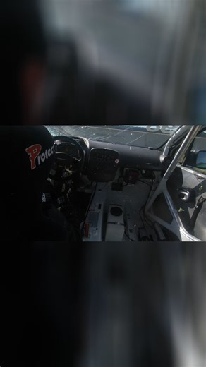 Ma première course en Clio 4 Cup sur le circuit de Magny-Cours… Premier départ en peloton, première bagarre, et malheureusement… premier gros crash. La voiture est DETRUITE, et moi je tombe dans les pommes, AUCUN SOUVENIR et 2 semaines d'hôpital derrière 😵‍💫 #crash #accident #cliocup #bigcrash #clio4cup #tropheetourismeendurance | Troc Circuit