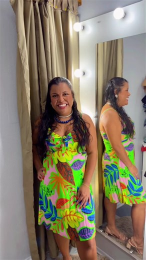 Aqui está a legenda copiada: Brechó La Belle de Jour Sorrindo pra vida! . Correndo atrás de cada grão do meu objetivo! . Vestido colorido serve M/G . 106 de busto - R$25,00. . Vamos pra cima Labelles!!! 💖👏🏻 . Venha ser uma e arrasar com looks belíssimos ✨