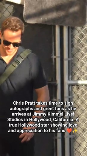 Chris Pratt Greets Fans & Signs Autographs Outside Jimmy Kimmel Live! ⭐ #ytshorts