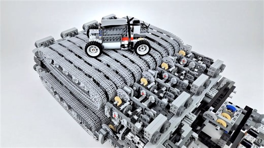 Building an omni-directional treadmill with LEGO Technic