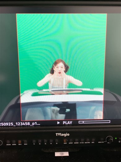 강민경 (행동파) on Instagram: "무진이에게 선물 받은 멋진 곡이 오늘 세상에 나왔어요. 하루하루에 쫓기다 문득, 내가 어디쯤 와 있는지도 모르는 순간이 있잖아요. 그때 우연히 오래된 타임캡슐 속에서, 예전의 나를 만나게 된거예요. 낯설고도 익숙한 얼굴을 마주하며 지금의 나와 그때의 내가 손을 잡는다면 어디든 다시 갈 수 있지 않을까 더 나은 삶이 되어볼 수 있지 않을까.. 다시 꿈을 향해 천천히 걸어갈 용기를 얻는 이야기예요. 많은 많은 사랑 받길 바라며,, 🤍 🎧 다비치 - 타임캡슐 Lyrics, Composed, Arranged by 초록병본부 Drums by 지유민 Synthesizers by 지유민 String by 지유민 E. Guitar by 지유민 A. Guitar by 지유민 Sound Design by 지유민 Bass by 제모세 Piano by 정성범 Vocal Recorded & Arranged by 장우영 @d