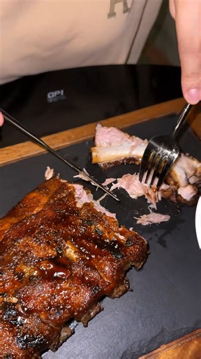 Cặp đôi khi hẹn hò thường rất ngại cầm tay vào đồ ăn, nên đó chính là lí do mà món sườn này bên mình được rất nhiều cặp đôi yêu thích #auzzitimes #suonnuongcham #totinh #henhoriengtu | Auzzie Times