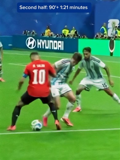 Salah's dive from this angle. 1. Alvarez touched the ball with his foot, not his leg, so it wasn't a foul. 2. The ball had already passed Salah, meaning possession was lost. 3. Both players' right feet made contact at the same time. Salah chose to dive, while Álvarez pulled his foot back and continued the counter-attack. 4. Salah himself knew he wasn't fouled; if he thought it was a real foul, he would have asked to the referee, but he didn't. #salah #worldcup2026 #argentina🇦🇷 #footballtiktok
