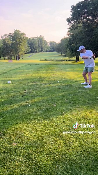 Evening golf 😮‍💨🤌🏻 . . . #golftiktok #fyp #golftok #Golfing #golfer #GolfLife #pgatour #golftips #foryou #Golf #topgolf #foryoupage #golfcourse #viral #swing #golfingtiktok #foryoupageofficiall #golfinglife #golfingtips #joeysouthpaw #southpaw #leftygolf #leftwaytoplay #trending #asmr #trending #funny #viral #viralvideo