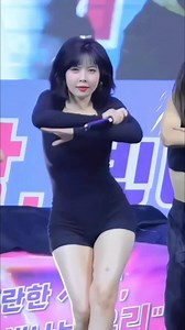 여전한 패왕색🖤현아 바디수트룩 #현아 #바디수트 #바디수트코디 #바이커쇼츠 #단발 #여자단발 #레드립 영상: Hyuna Kim @hyunah_aa | 패션 & 스타일 (Fashion & Style)