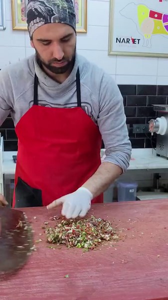 The intense street food preparation behind Turkey’s giant-knife tepsi kebab