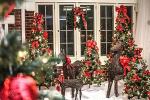 Take a Look at These Historic Homes Decorated for Christmas
