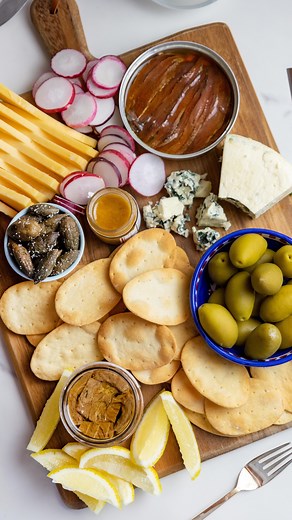 Tinned fish is back in the spotlight and here’s how to impress your foodie friends with it: make a tinned fish board! A classic practice in Italy, these tinned fish products are so delicious they deserve a chance to shine, so why not bring a touch of Southern Italy to your next dinner party?! Get more inspiration here! https://giadzy.com/blogs/tips/its-the-year-of-tinned-fish-and-heres-how-were-enjoying-it?utm_source=Klaviyo&utm_medium=email&utm_campaign=year of tinned fish (01GPKTT0TATGS327FGSR