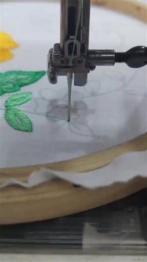 3.3K views · 52 reactions | How to embroider a smal leaf #regularsewingmachine #tutorial #aamyadam #Embroidery #freemotionembroidery #sewingmachine | Amila adam | Facebook