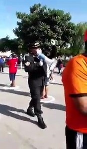 2.4M views · 15K reactions | [REFLEXIÓN] Comisario del distrito de Monsefu llama a la reflexión a la ciudadanía e invita a tomar consciencia de la gravedad de esta pandemia. Este hecho ocurrió mientras las personas realizaban la cola para realizar las compras en el mercado. | Informa.pe | Facebook