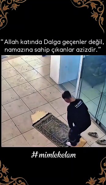 📌 Videoya Dair Önemli Bir Açıklama ‼️ Lütfen sonuna kadar okuyunuz Bu çağda iki gençlik var: Biri, namazla dalga geçen; onu eğlence ve alay konusu hâline getirenler. Diğeri ise, Allah’a ve O’nun dinine hürmet edenler. Burada küçük bir parantez açmak gerekiyor: Herkes aynı imkânlarla büyümüyor. Çoğu zaman çocuk, ailesinde ne görürse onu hayatına taşır. Anne-babası Allah’ı bilmiyorsa, namazı tanımıyorsa; çocuğuna da bilmediği bir şeyi aktaramaz. Bildiğini aktarır… Bazen bu hakikat değil, batıl ol