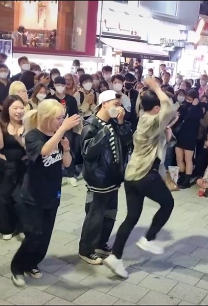 🤣🤭 #redcrew #busking #korean #dance #foryou #parati #fyp #bl #soundlife