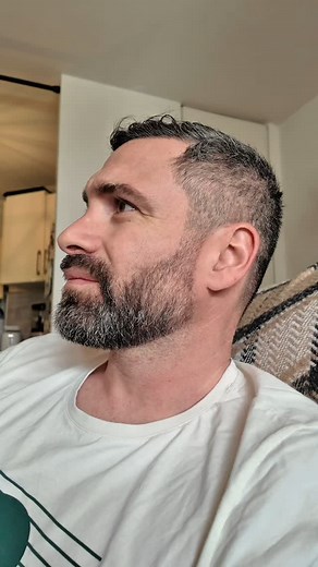 1.7M views · 45K reactions | J'ai choisis au hasard la musique donc commencez pas s'il vous plaît. #humour #sketch #instahumour #ami #pote #viral #reels #rigolo #couple #famille #relation #amour #telephone | Ton Pote Gillian | Facebook